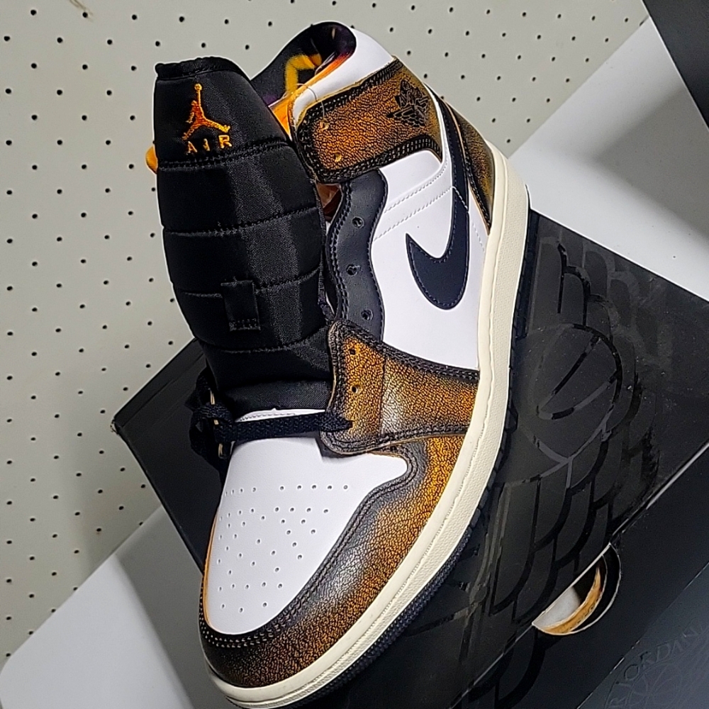 Air Jordan 1 Mid SE